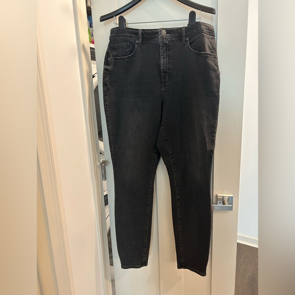 Curvy High Rise Skinny Jeans in Black